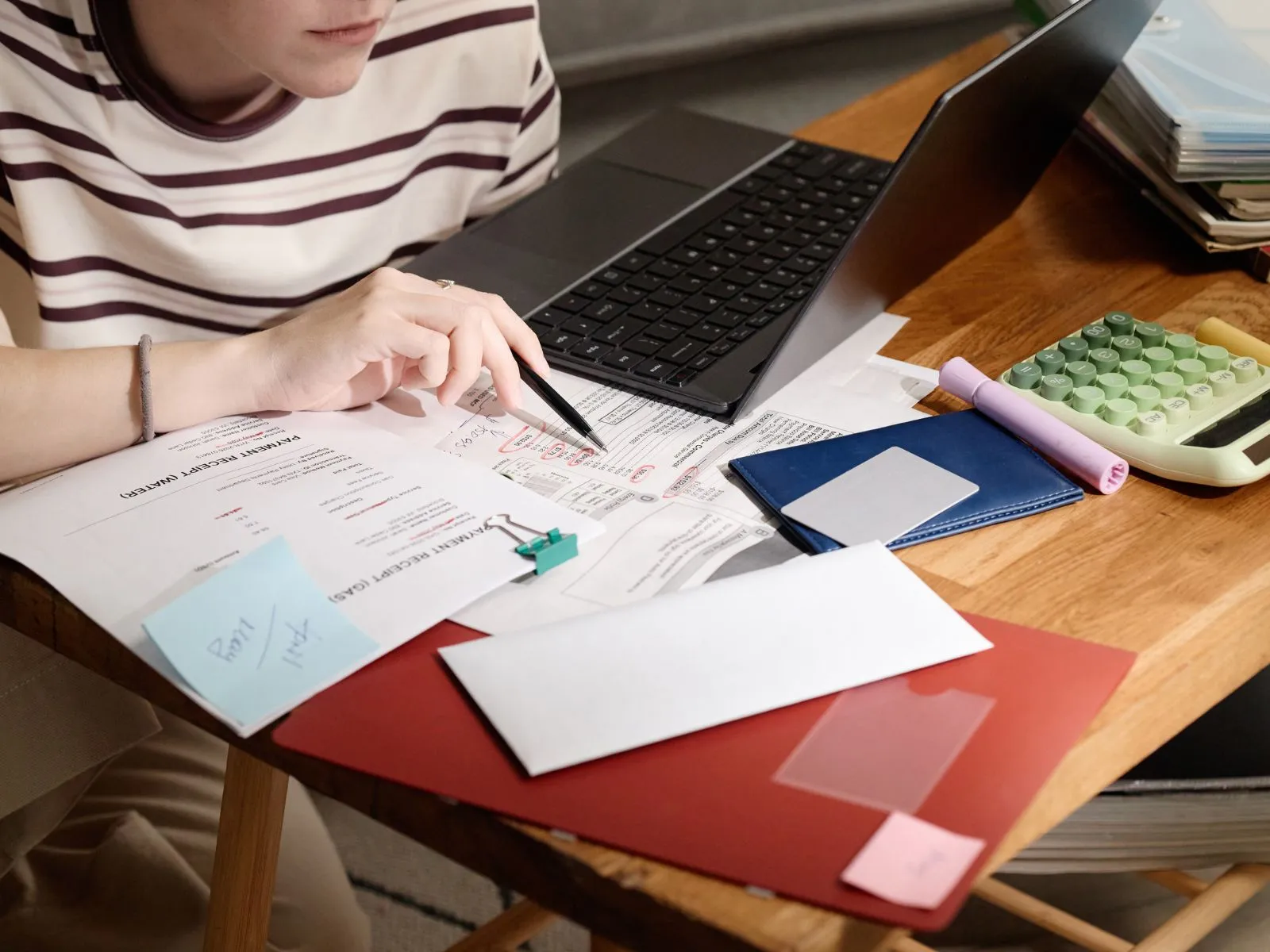 Ondernemer controleert facturen en administratie