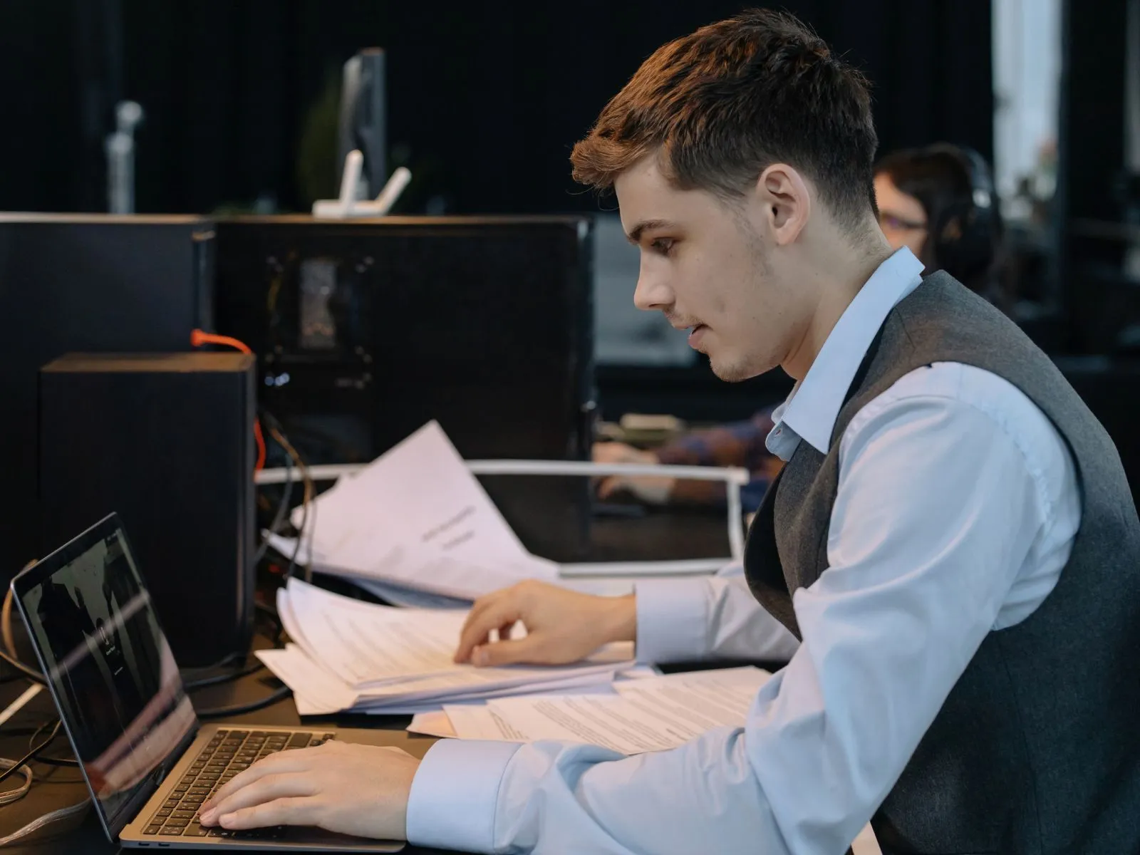 Jonge ondernemer vraagt online een zakelijke lening aan