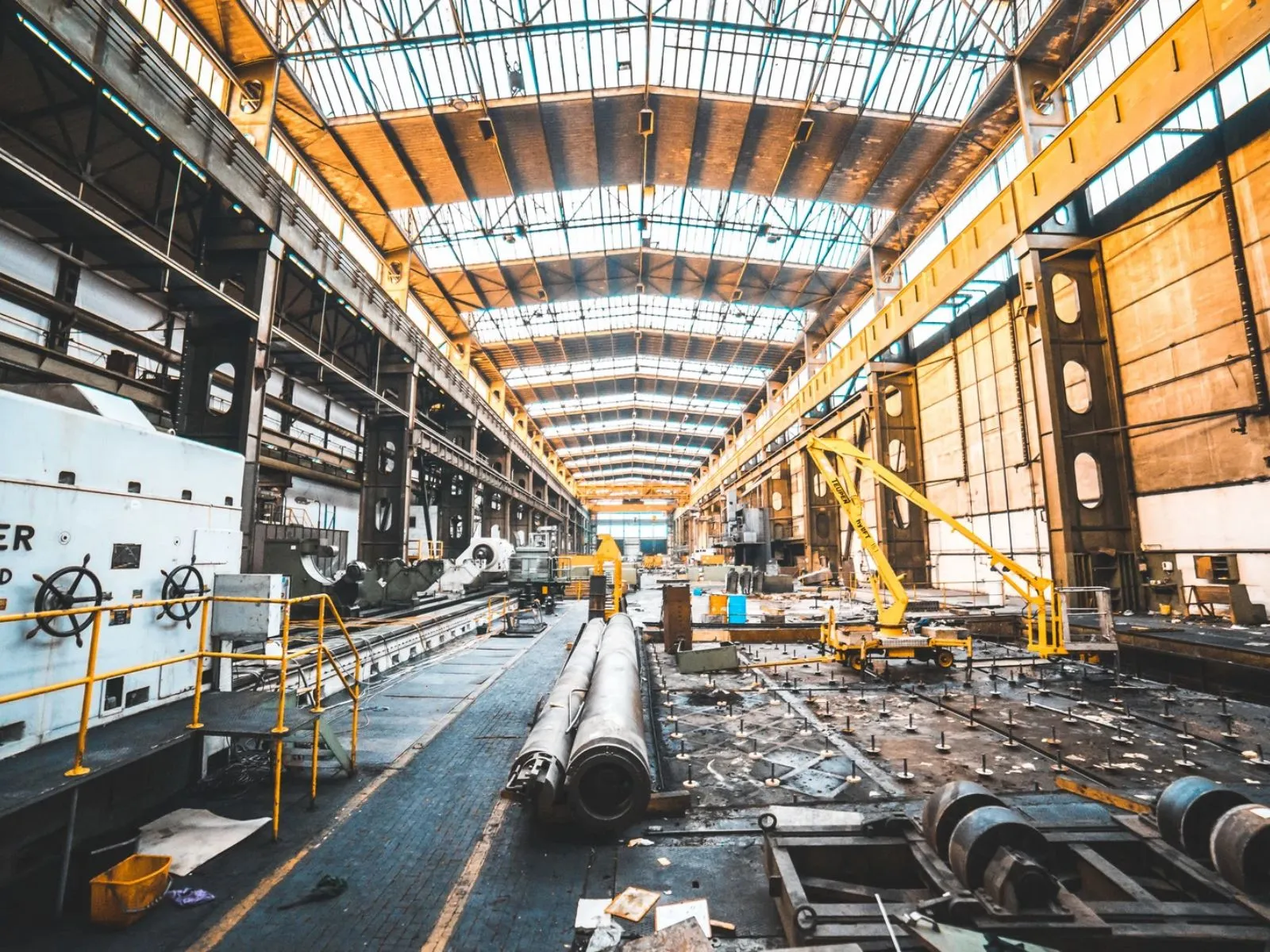 Productiehal met machines van een maakbedrijf