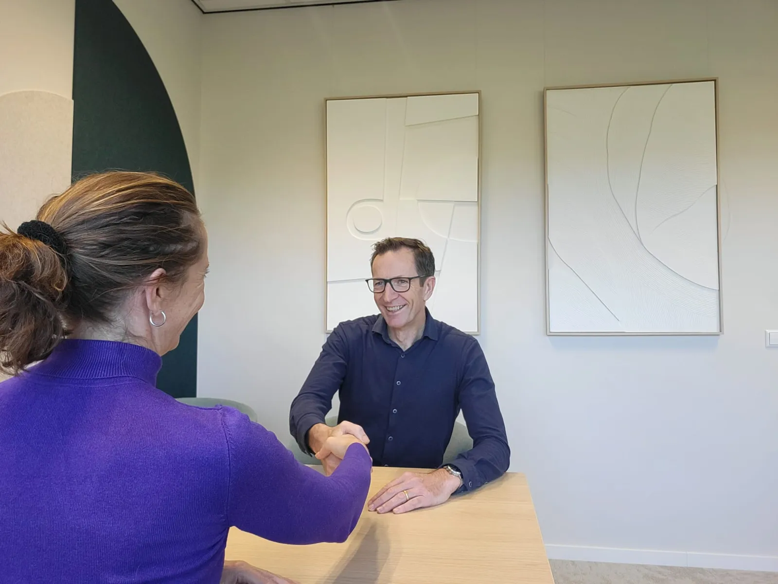 René Wildöer geeft een ondernemer een hand bij het adviesgesprek over zakelijk geld lenen