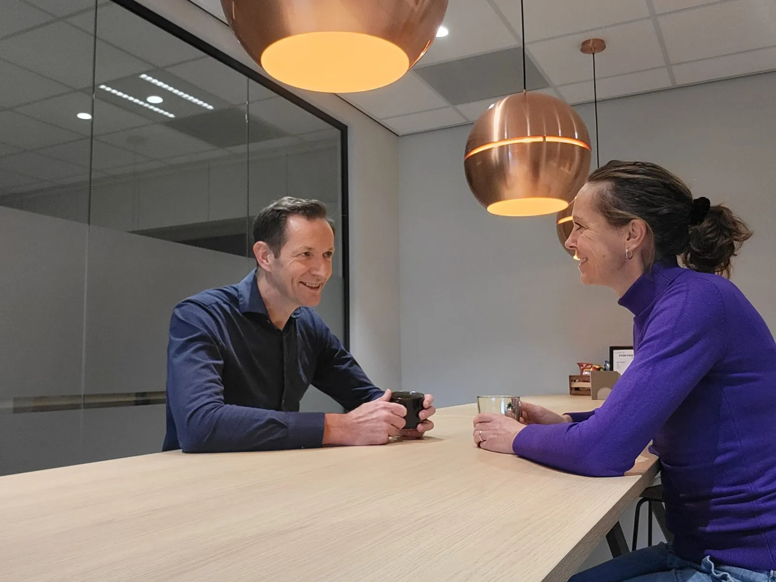Ondernemer bespreekt haar financieringsaanvraag met René Wildöer