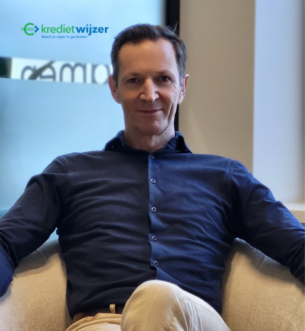 Overnamefinanciering afbeelding, man tevreden in stoel na succesvolle overname